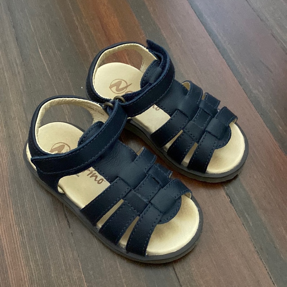 Like new Naturino navy leather fisherman sandals size 24